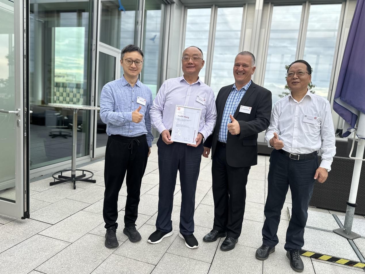 王躍林博士杰出成就獎2.jpg 王躍林博士杰出成就獎2.jpg